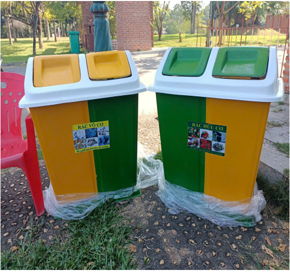 thùng rác công cộng